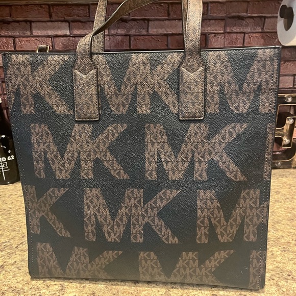 Michael Kors Tote with a bag charm- EUC-$75 - Picture 2 of 8